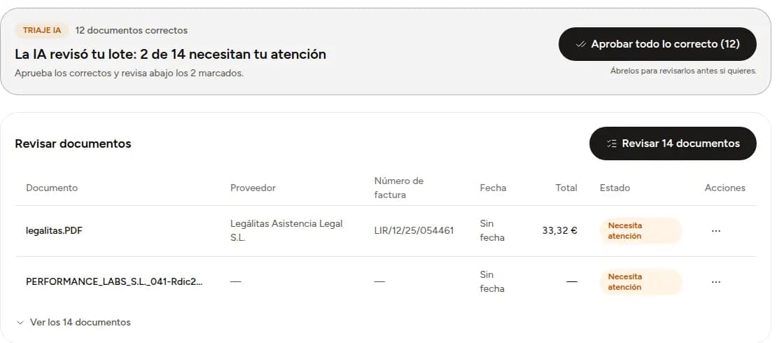 Pantalla de revisión de lote para la gestoría con aviso de IA, botón para aprobar documentos correctos y tabla de facturas extraídas.